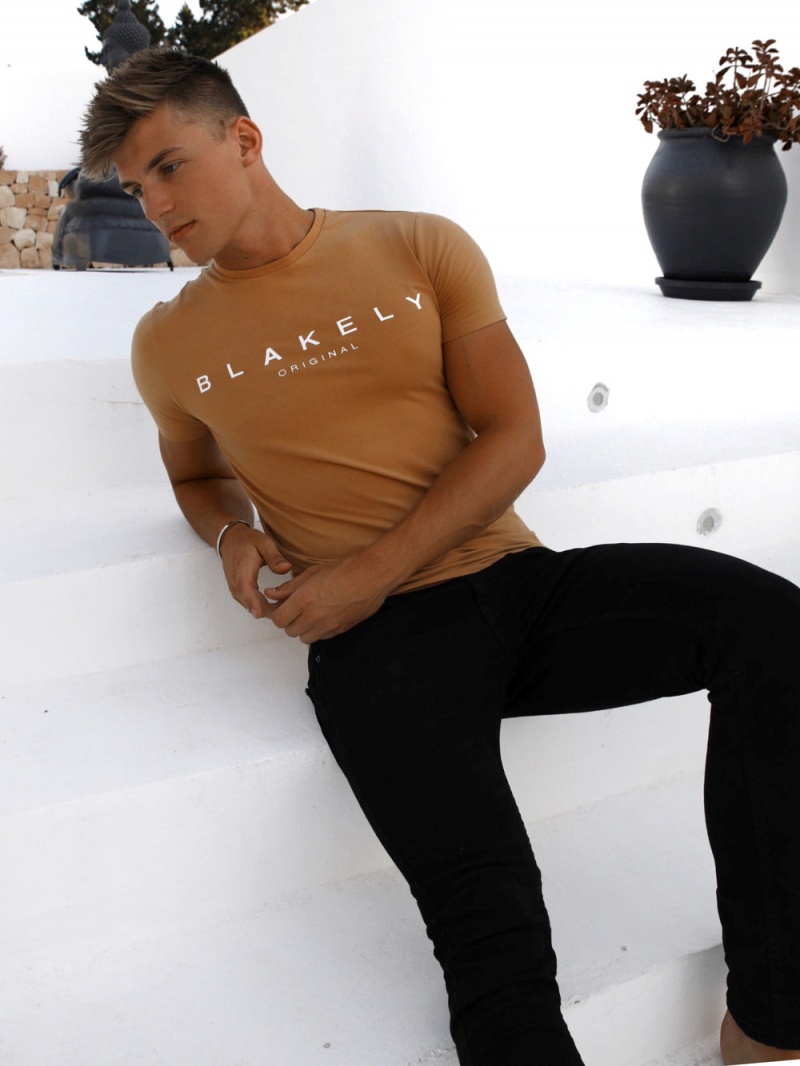 Blakely Axson T-Shirt Gold | 265-GDRMZY