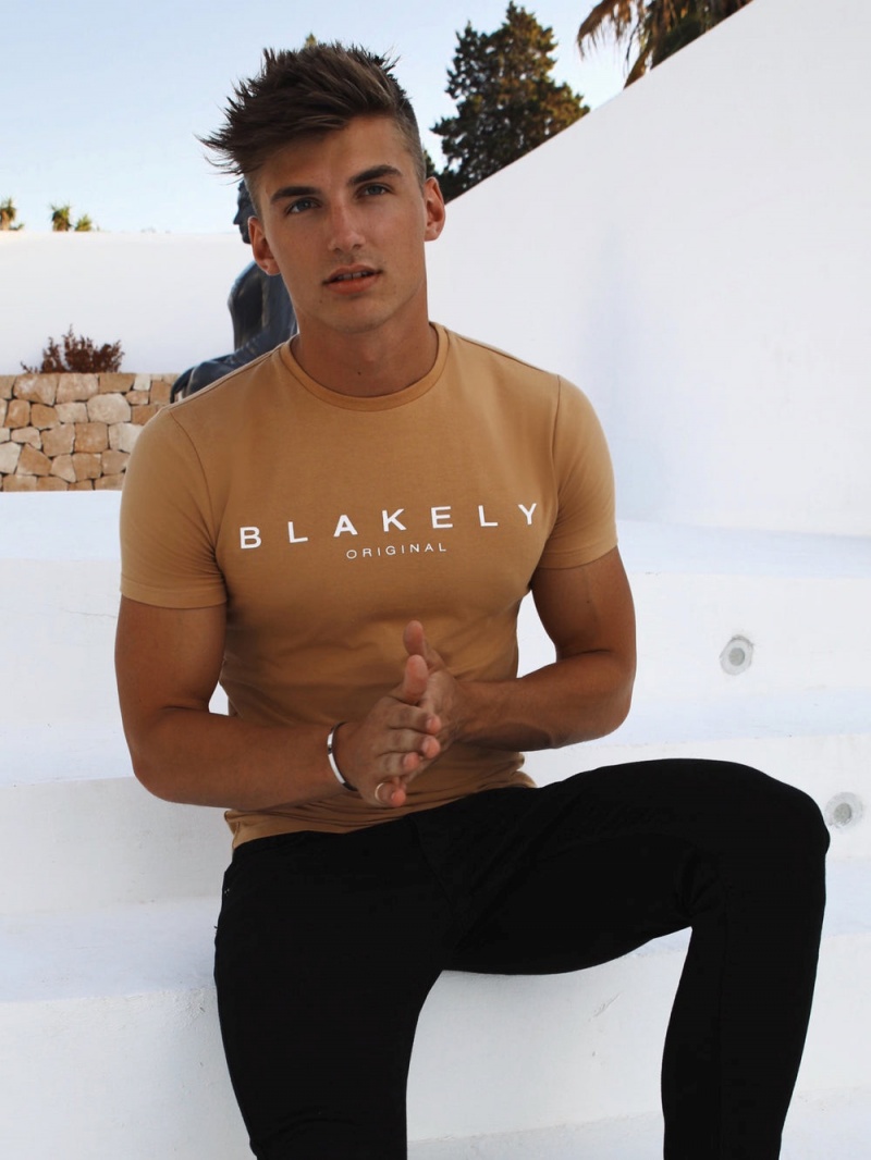 Blakely Axson T-Shirt Gold | 265-GDRMZY